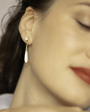 80s vintage natural mother of pearl teardrop earrings. Victorian style bridal dangle earrings.