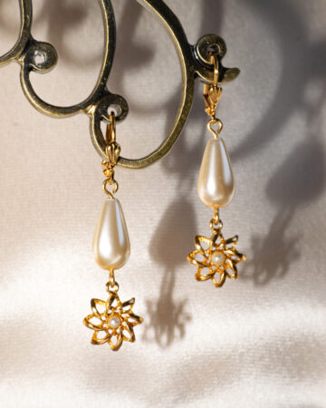 Vintage teardrop pearl dangle earrings with star charm, bridal drop earrings, ivory bridesmaid earrings.