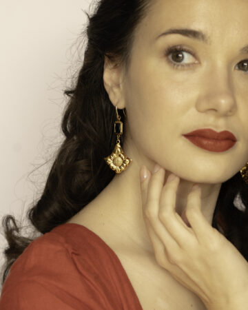 Gold plated daisy dangle earrings with black bead, 80s sunflower earrings.