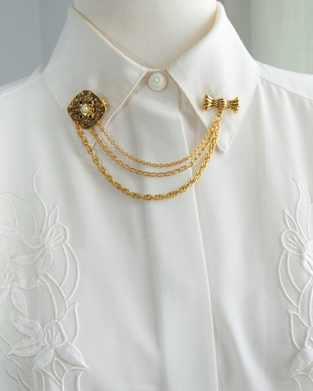 broche doble perla lazo camisa