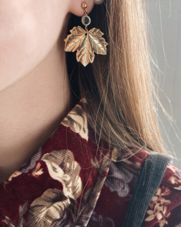 80s Vintage gold leaf earrings with Swarovski crystal in clear / emerald.