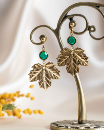 80s Vintage gold mapple leaf earrings with Swarovski crystal in clear / emerald.
